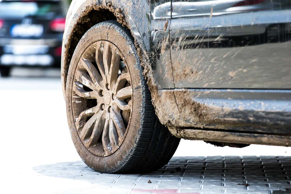 Break dust and dirt collecting in car wheels